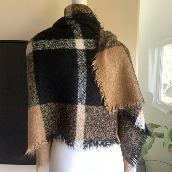 Accessories - Tan/Black/White Color Block/Plaid Wrap/Shawl